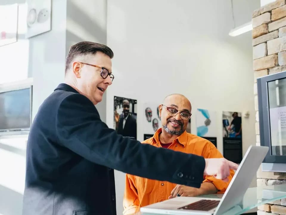 Un conseiller présente une offre à un artisan